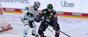 Markus Vikingstad (r.) spielt bei den Eisbären als Center eine wichtige Rolle.