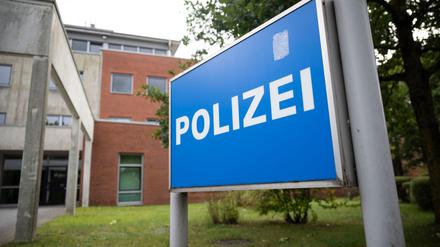 Ein Schild mit der Aufschrift „Polizei“ steht vor dem Landesamt für zentrale Aufgaben und Technik der Polizei, Brand- und Katastrophenschutz in Schwerin. Die Staatsanwaltschaft Schwerin teilte mit, dass sie Ermittlungen wegen des Verdacht der Untreue gegen zwei hochrangige Beamte eingeleitet hat. 