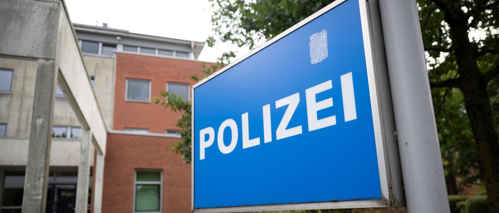 Ein Schild mit der Aufschrift „Polizei“ steht vor dem Landesamt für zentrale Aufgaben und Technik der Polizei, Brand- und Katastrophenschutz in Schwerin. Die Staatsanwaltschaft Schwerin teilte mit, dass sie Ermittlungen wegen des Verdacht der Untreue gegen zwei hochrangige Beamte eingeleitet hat. 