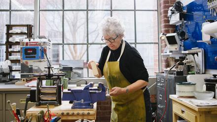 Seniorin in Werkstatt. Wer im Rentenalter weiterarbeitet, soll mit der sogenannten Aktivrente bis zu 2000 Euro im Monat steuerfrei verdienen können.