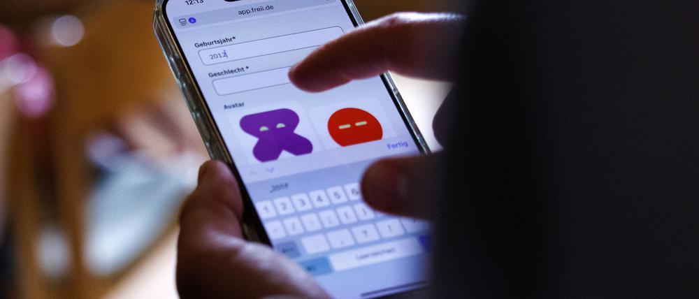 Im Schnitt verbringen 15-Jährige in Deutschland laut OECD fast sieben Stunden täglich an diversen Bildschirmen (Archivbild).