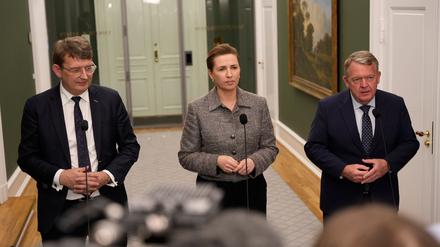 Dänemarks Regierungschefin Mette Frederiksen, Mitte, Dänemarks Verteidigungsminister Troels Lund Poulsen, links, und Dänemarks Außenminister Lars Løkke Rasmussen sprechen nach einem Treffen mit Parteivorsitzenden über Grönland im Büro des Premierministers in Christiansborg, Kopenhagen