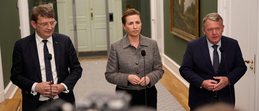 Dänemarks Regierungschefin Mette Frederiksen, Mitte, Dänemarks Verteidigungsminister Troels Lund Poulsen, links, und Dänemarks Außenminister Lars Løkke Rasmussen sprechen nach einem Treffen mit Parteivorsitzenden über Grönland im Büro des Premierministers in Christiansborg, Kopenhagen
