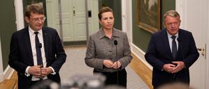 Dänemarks Regierungschefin Mette Frederiksen, Mitte, Dänemarks Verteidigungsminister Troels Lund Poulsen, links, und Dänemarks Außenminister Lars Løkke Rasmussen sprechen nach einem Treffen mit Parteivorsitzenden über Grönland im Büro des Premierministers in Christiansborg, Kopenhagen