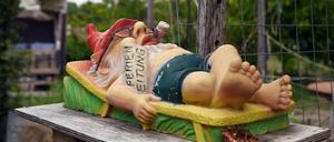 Der Stadtteilgarten Schillerkiez auf dem Tempelhofer Feld. Hier pflanzen Anwohner in Hochbeeten Blumen, Gemüse und Kräuter ein. Gartenzwerg Foto: Kitty Kleist-Heinrich