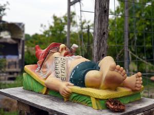 Der Stadtteilgarten Schillerkiez auf dem Tempelhofer Feld. Hier pflanzen Anwohner in Hochbeeten Blumen, Gemüse und Kräuter ein. Gartenzwerg Foto: Kitty Kleist-Heinrich
