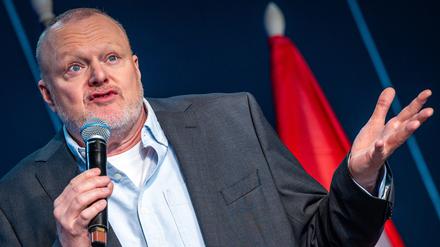 Entertainer Stefan Raab spricht bei einem Empfang am Rande des Eurovision Song Contest (ESC) 2025 auf der Bühne. 