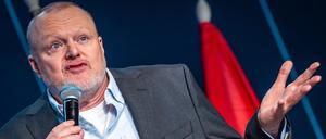 Entertainer Stefan Raab spricht bei einem Empfang am Rande des Eurovision Song Contest (ESC) 2025 auf der Bühne.