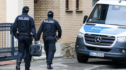 Die Polizei stellte bei den Durchsuchungen scharfe Waffen sicher.