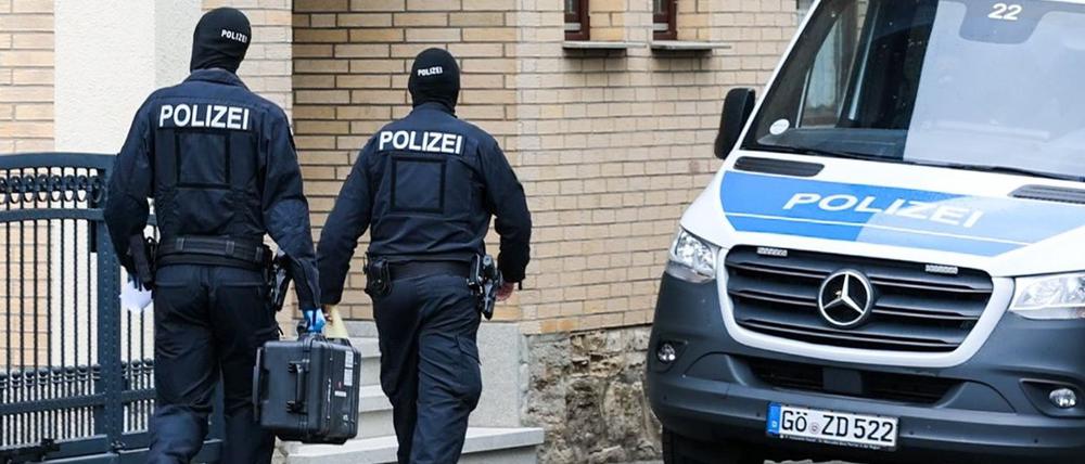 Die Polizei stellte bei den Durchsuchungen scharfe Waffen sicher.