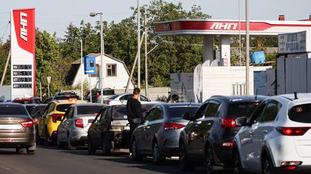 Im von Russland Luhansk stehen am 10. September 2025 Autos vor einer Tankstelle an.