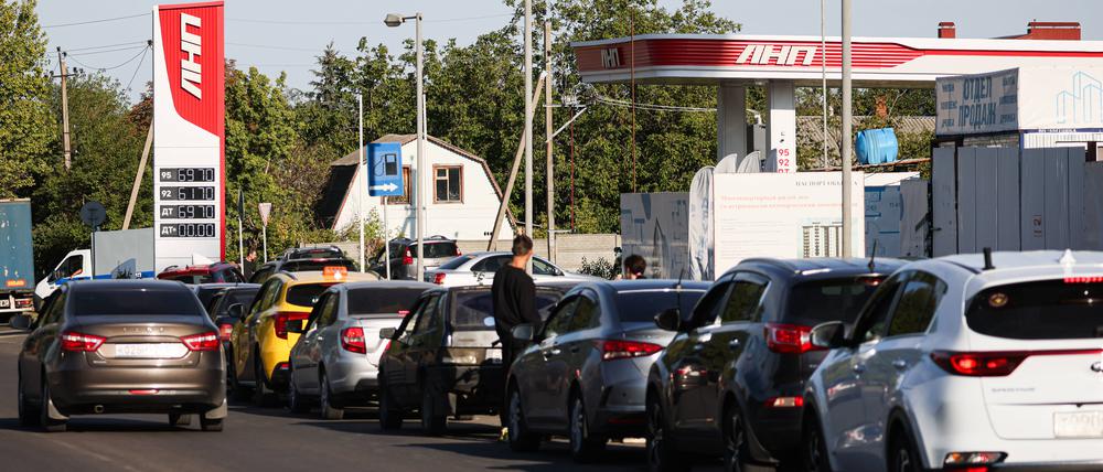 Im von Russland Luhansk stehen am 10. September 2025 Autos vor einer Tankstelle an.