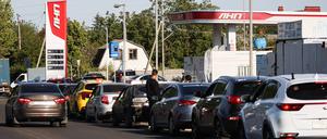 Im von Russland Luhansk stehen am 10. September 2025 Autos vor einer Tankstelle an.