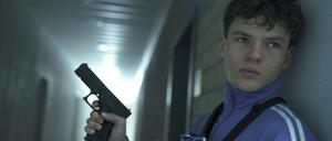 ARD/MDR POLIZEIRUF 110: SIE SIND UNTER UNS, am Sonntag (21.09.25) um 20:15 Uhr im ERSTEN. Jeremy (Mikke Rasch) sieht die Polizisten, die sich vor dem Haupteingang formieren. © MDR/filmpool fiction/Stefan Erhard, honorarfrei - Verwendung gemäß der AGB im engen inhaltlichen, redaktionellen Zusammenhang mit genannter MDR-Sendung bei Nennung "Bild: MDR/filmpool fiction/Stefan Erhard" (S2+). MDR/HA Kommunikation, 04360 Leipzig, Tel: (0341) 300 6477 oder - 6463