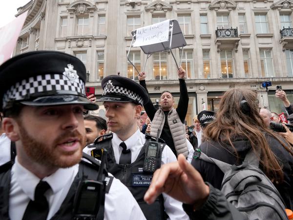 A U.S. President Donald Trump's supporter holds up a banner during a 'Trump Not Welcome' protest during the state visit of U.S. President Donald Trump and first lady Melania Trump, in London, Britain, September 17, 2025. REUTERS/Arlyn McAdorey