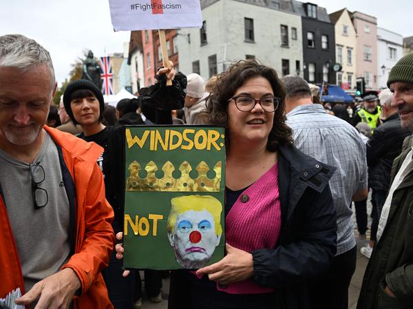 Demonstrators protest near Windsor Castle, in Windsor, on September 17, 2025, during US President Donald Trump's second State Visit to the UK. US President Donald Trump arrived in Britain on Tuesday for an unprecedented second state visit, with the UK government rolling out a royal red carpet welcome to win over the mercurial leader. (Photo by Paul ELLIS / AFP)