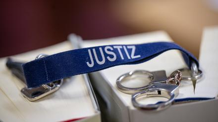 Ein Firmeninhaber steht nach Schüssen auf einen 23-Jährigen in einem Streit um Lohn vor Gericht. (Foto Illustration) 