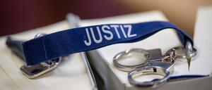 Ein Firmeninhaber steht nach Schüssen auf einen 23-Jährigen in einem Streit um Lohn vor Gericht. (Foto Illustration) 