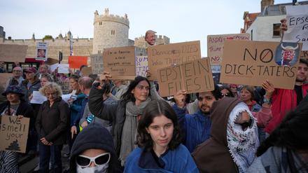 Demonstranten versammeln sich zu einer Demonstration vor der Ankunft von US-Präsident Donald Trump. 