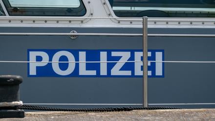 Polizei und Feuerwehr suchen in Brandenburg nach dem vermisstem Kanufahrer. (Symbolbild)