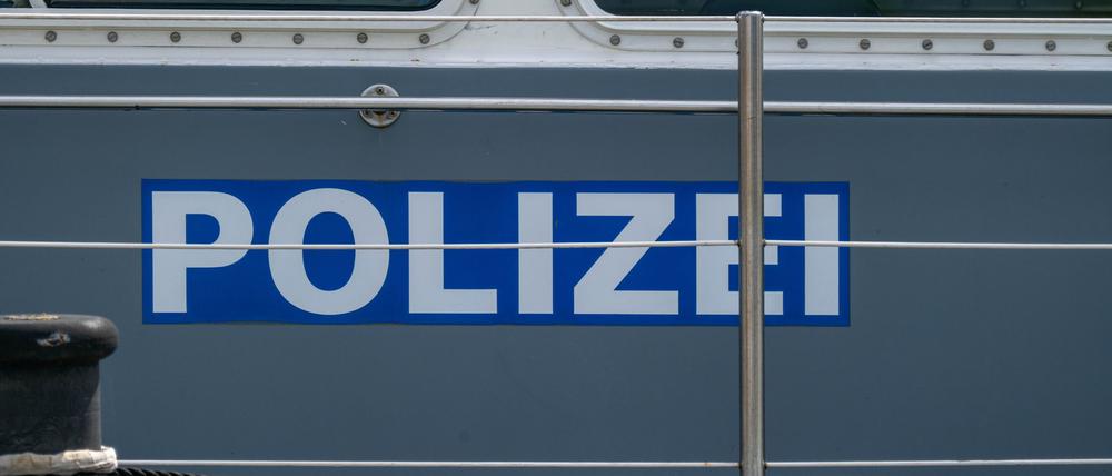 Polizei und Feuerwehr suchen in Brandenburg nach dem vermisstem Kanufahrer. (Symbolbild)