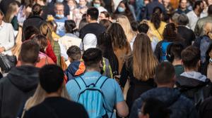 Viele Menschen gehen dicht an dicht, ohne Abstand zueinander, am Nachmittag über die Einkaufsmeile Zeil.