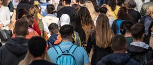 Viele Menschen gehen dicht an dicht, ohne Abstand zueinander, am Nachmittag über die Einkaufsmeile Zeil.