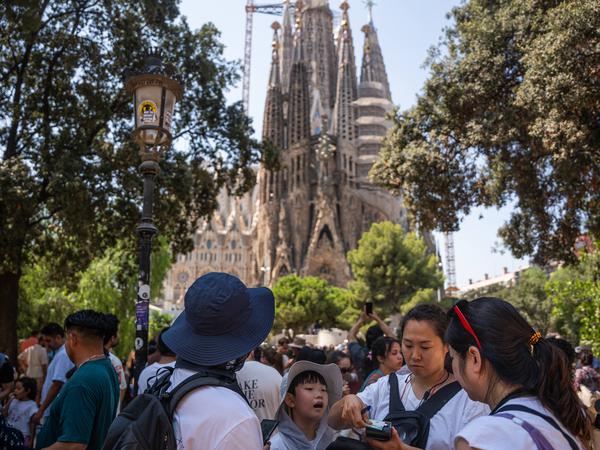 Heat Wave In Barcelona, Spain Tourists visit the Sagrada Familia while protecting themselves with water bottles, fans, hats, and portable fans during a heat wave in Barcelona, Spain, on August 15, 2025. Tourists visit the city amid a heat wave affecting all of Spain and other parts of the world. Barcelona Barcelona Spain PUBLICATIONxNOTxINxFRA Copyright: xMarcxAsensiox originalFilename: asensioclupes-heatwave250815_npce2.jpg
