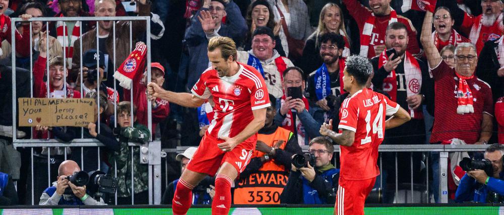 Harry Kane hebt nach seinem 3:1 ab zum Torjubel, rechts freut sich Luis Díaz. 