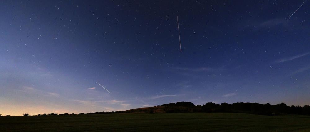 Komet fliegt Richtung Erde durch das All. (Archivbild)