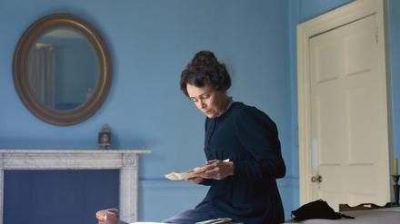 Cassandra Austen (Keeley Hawes) möchte die alten Briefe ihrer Schwester Jane vernichten.