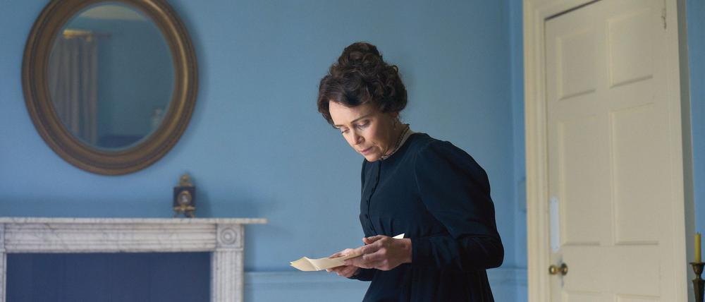 Cassandra Austen (Keeley Hawes) möchte die alten Briefe ihrer Schwester Jane vernichten.