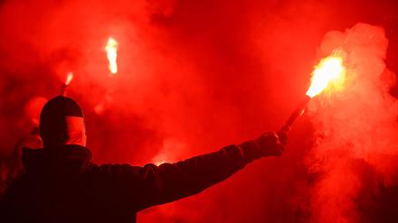 Fans von Dynamo Dresden empfangen nach dem Aufstieg in die 2. Bundesliga den Mannschaftsbus vor der Trainingsakademie und zünden dabei Pyrotechnik. 