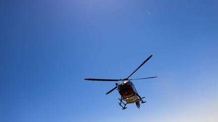 Auch ein Rettungshubschrauber sowie eine Drohne waren bei der Suchaktion im Einsatz. (Symbolbild)