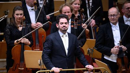 Die Ausladung des israelischen Dirigenten Lahav Shani von einem Festival in Gent stößt weiterhin auf Kritik. 
