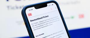 Was kostet das Deutschlandticket ab Januar? Diese Frage soll sich nach Vorstellung von Verkehrssenatorin Ute Bonde (CDU) heute in München klären. (Symbolbild)
