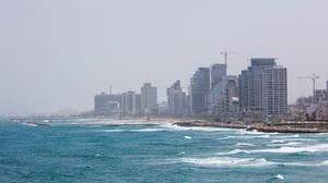 Der Blick auf die Gebäude an der Seepromenade von Tel Aviv. 