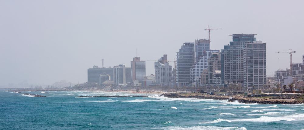 Der Blick auf die Gebäude an der Seepromenade von Tel Aviv. 
