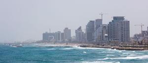Der Blick auf die Gebäude an der Seepromenade von Tel Aviv. 