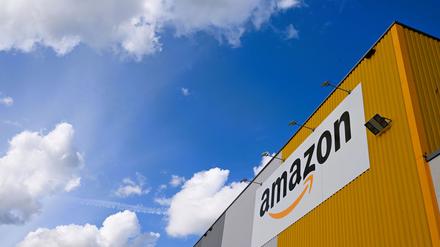 Blick auf das Dortmunder Amazon-Logistikzentrum, in dem große Mengen an Produkten lagern. 