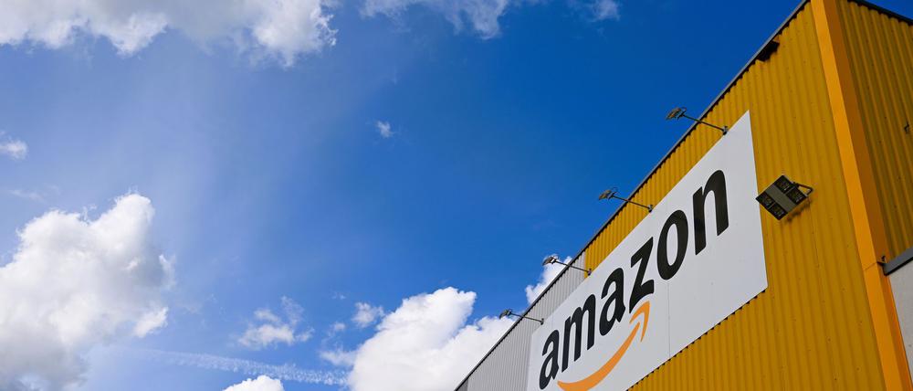 Blick auf das Dortmunder Amazon-Logistikzentrum, in dem große Mengen an Produkten lagern.