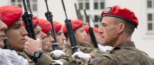 Zur ARTE-Sendung Eismayer Vizeleutnant Charles Eismayer (Gerhard Liebmann, re.) drillt seine Rekruten der 1. Gardekompanie und bringt sie an ihre Grenzen. © Golden Girls Filmproduktion Foto: ZDF Honorarfreie Verwendung nur im Zusammenhang mit genannter Sendung und bei folgender Nennung "Bild: Sendeanstalt/Copyright". Andere Verwendungen nur nach vorheriger Absprache: ARTE-Bildredaktion, Silke Wölk Tel.: +33 3 90 14 22 25, E-Mail: bildredaktion@arte.tv