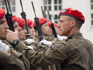 Zur ARTE-Sendung Eismayer Vizeleutnant Charles Eismayer (Gerhard Liebmann, re.) drillt seine Rekruten der 1. Gardekompanie und bringt sie an ihre Grenzen. © Golden Girls Filmproduktion Foto: ZDF Honorarfreie Verwendung nur im Zusammenhang mit genannter Sendung und bei folgender Nennung "Bild: Sendeanstalt/Copyright". Andere Verwendungen nur nach vorheriger Absprache: ARTE-Bildredaktion, Silke Wölk Tel.: +33 3 90 14 22 25, E-Mail: bildredaktion@arte.tv