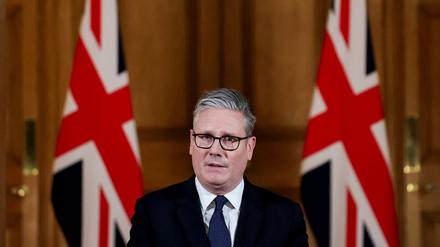 Der britische Premierminister Keir Starmer gibt in der 10 Downing Street Nr. eine Presseerklärung ab. 