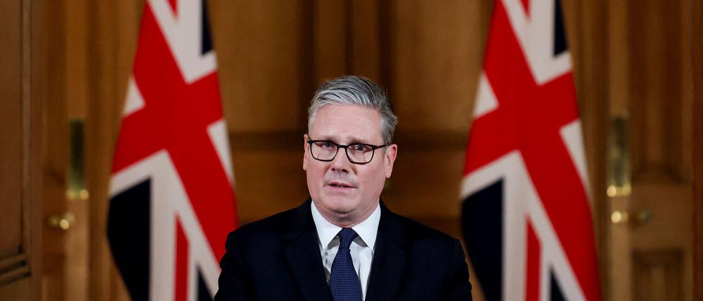 Der britische Premierminister Keir Starmer gibt in der 10 Downing Street Nr. eine Presseerklärung ab. 