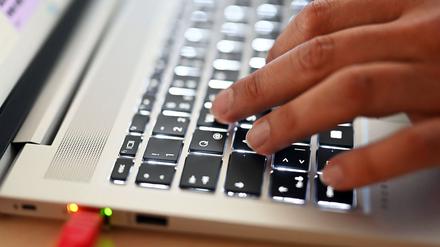 Ein Mitarbeiter des Cybercrime-Zentrums Baden-Württemberg sitzt an einem Arbeitsplatz (gestellte Szene).