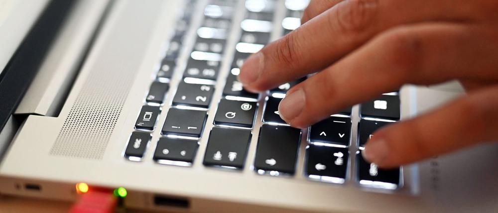 Ein Mitarbeiter des Cybercrime-Zentrums Baden-Württemberg sitzt an einem Arbeitsplatz (gestellte Szene). Kriminelle versuchen täglich, sich in die Computer von Firmen einzuschleichen. 