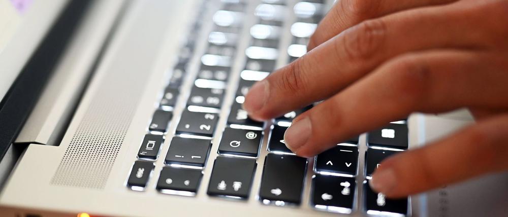 Ein Mitarbeiter des Cybercrime-Zentrums Baden-Württemberg sitzt an einem Arbeitsplatz (gestellte Szene).