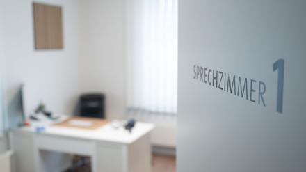 Union und SPD wollen ein verbindliches System einführen, bei dem Patientinnen und Patienten in eine Hausarztpraxis gehen, die sie bei Bedarf an Fachärzte überweist. (Symbolbild)