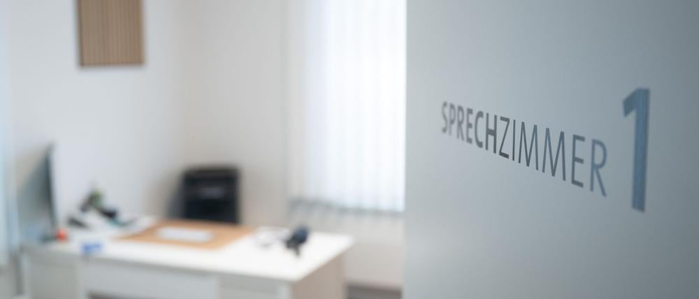 Union und SPD wollen ein verbindliches System einführen, bei dem Patientinnen und Patienten in eine Hausarztpraxis gehen, die sie bei Bedarf an Fachärzte überweist. (Symbolbild)